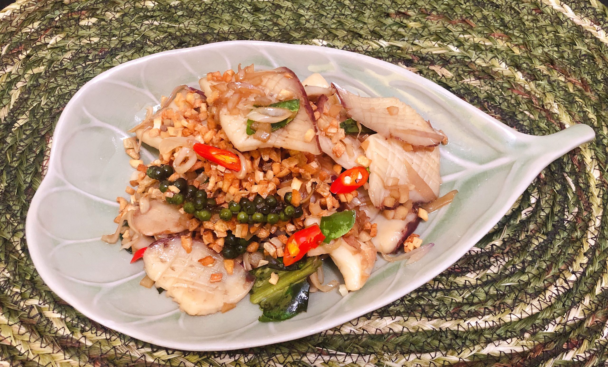 泰式金銀蒜香料炒墨魚