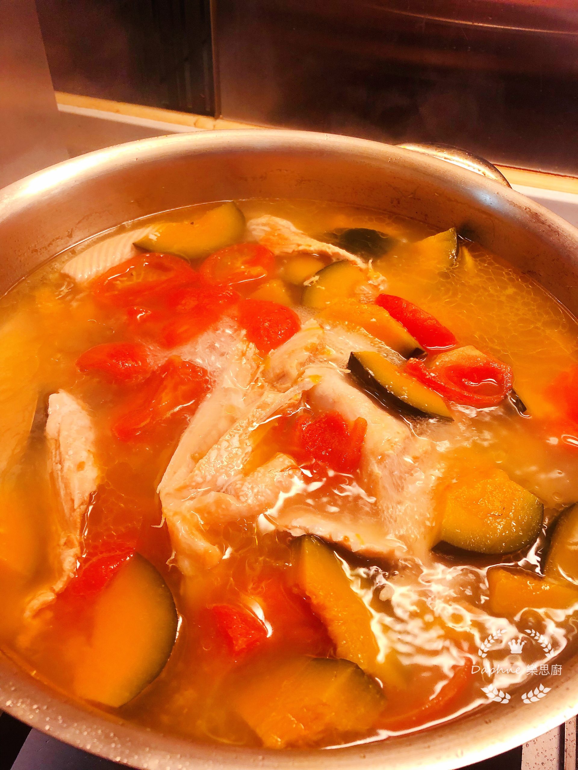 營養之選：南瓜蕃茄三文魚骨腩湯