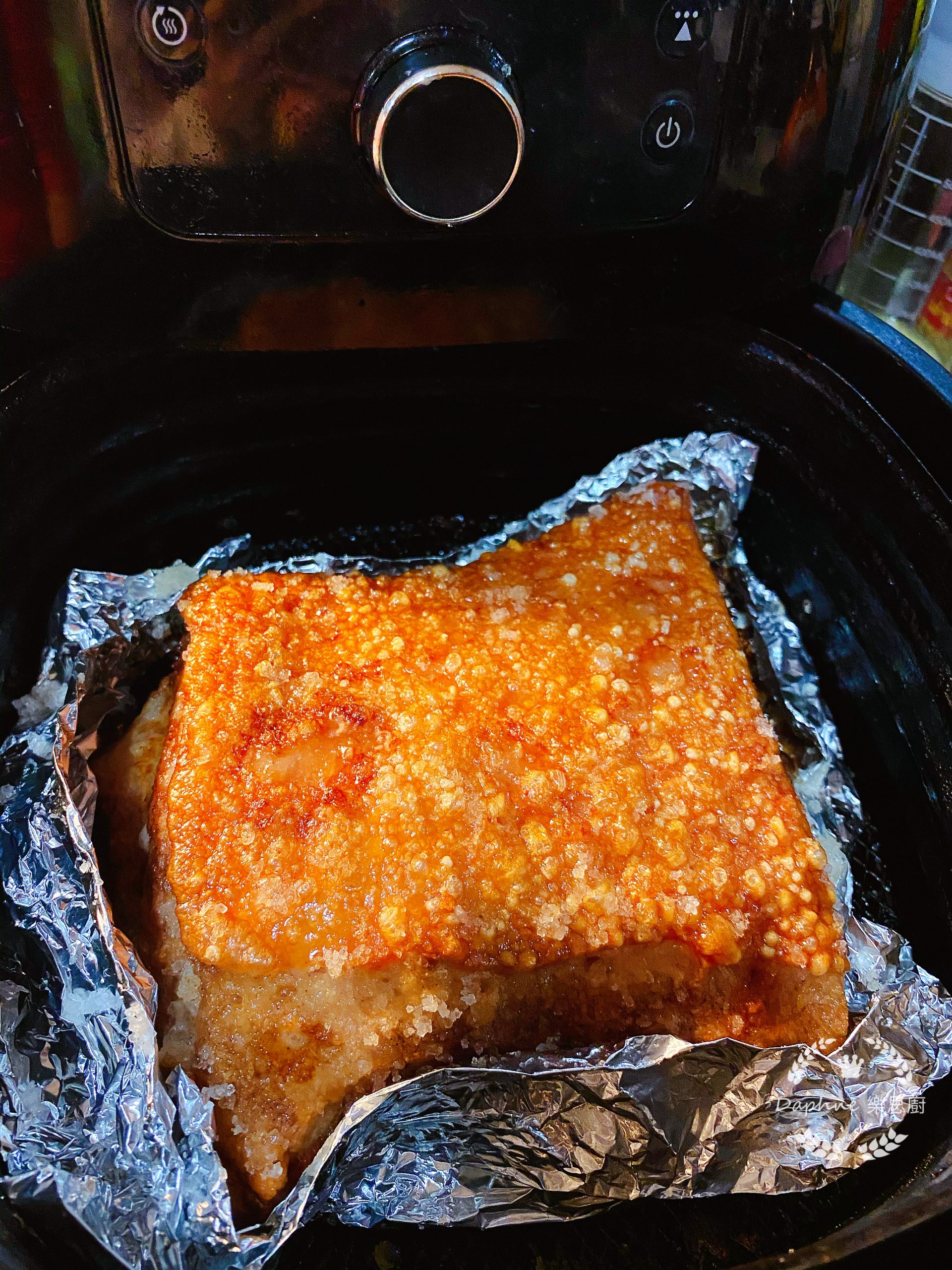 《樂思廚中菜食譜-爆脆黑毛豬燒腩仔》