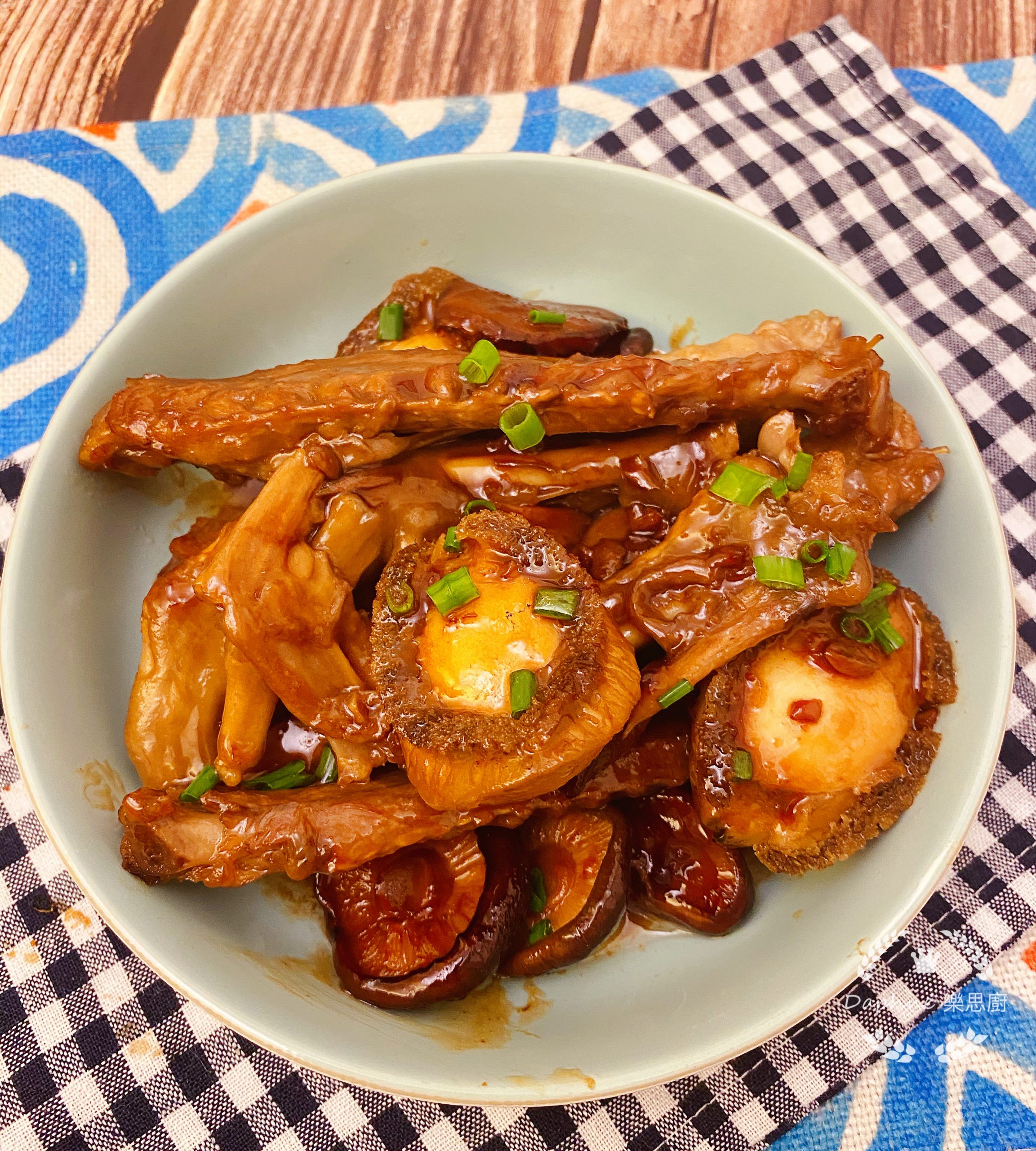 蠔油冬菇鮑魚炆鵝掌翼