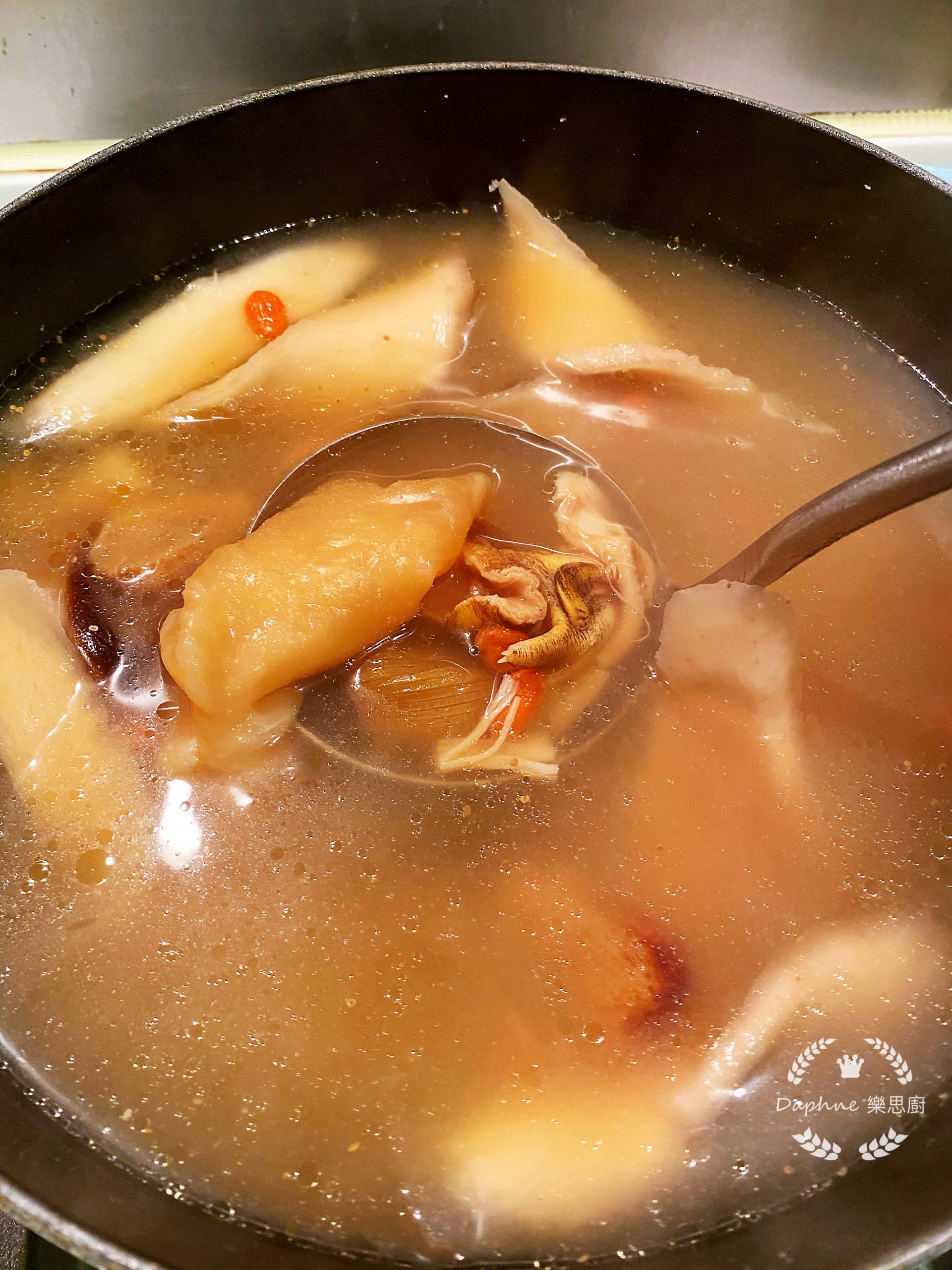 新鮮響螺頭花膠煲豬展